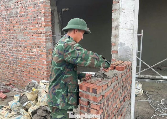 Sự góp sức của cán bộ chiến sĩ bộ đội không chỉ bổ sung nhân lực cho công trường mà còn thể hiện tinh thần trách nhiệm, sự sẻ chia với địa phương. Từ những công việc cụ thể, hình ảnh màu xanh áo lính tiếp tục được khắc họa gần gũi, giản dị và thiết thực giữa đời sống nhân dân.