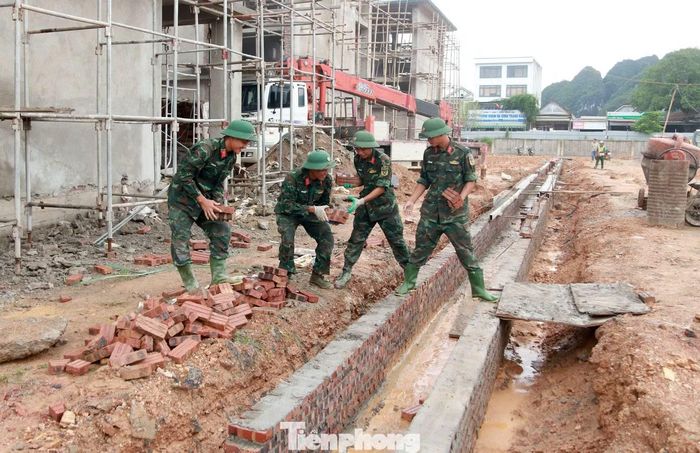 Những người lính còn tham gia vận chuyển vật liệu xây dựng.