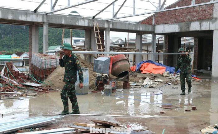 Do công trình nằm ở khu vực vùng sâu, vùng xa, thiếu nhân lực tại chỗ, trong khi thời tiết mưa nhiều khiến tiến độ gặp không ít khó khăn.