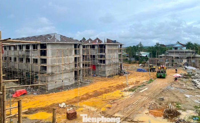 Đại diện đơn vị thi công cho biết tổng thể công trình hiện đạt khoảng 75%, riêng khối nhà học và nhà hiệu bộ đạt khoảng 80%. Nhà thầu đang huy động gần 500 người, gồm công nhân và bộ đội, phấn đấu hoàn thành các hạng mục chính trước ngày 26/8.