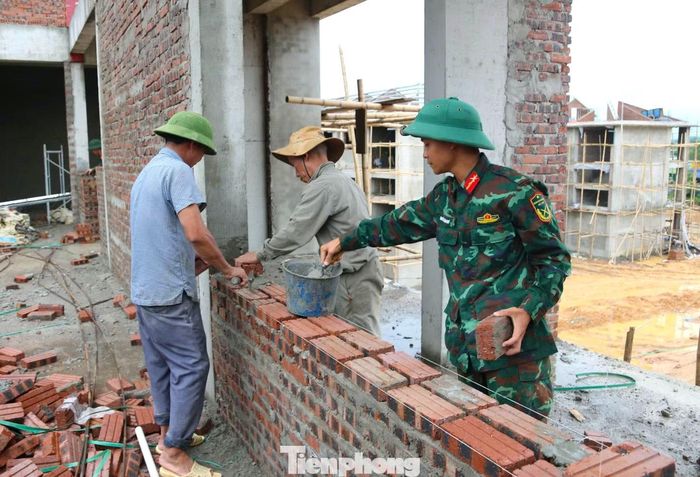 Bộ đội và công nhân cùng làm, cùng tranh thủ từng giờ để những hạng mục quan trọng của trường học sớm hoàn thiện.