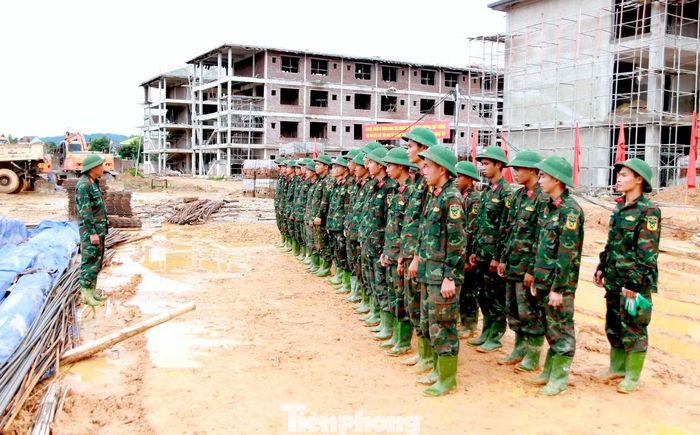 Trước yêu cầu cấp thiết phải hoàn thành công trình, Trung đoàn 335, Sư đoàn 324 đã điều động 50 cán bộ, chiến sĩ đến hỗ trợ nhà thầu xây dựng.