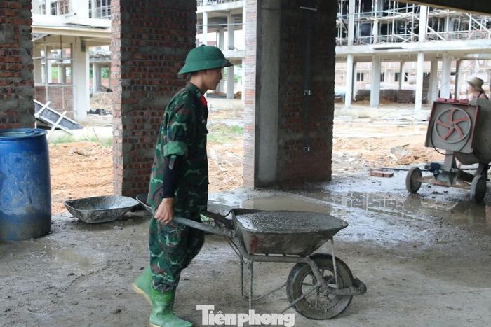 Những người lính tham gia vào nhiều phần việc hỗ trợ đơn vị thi công. Từ việc san gạt mặt bằng, trộn hồ đến dọn dẹp công trường.