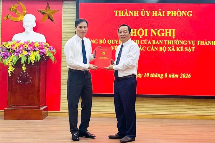 Ông Phạm Văn Tuyên (ảnh trái) và ông Nguyễn Đức Lam (ảnh phải) nhận quyết định bổ nhiệm.