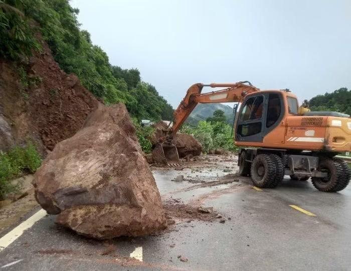 QL4B đoạn đi qua xã Châu Sơn nhiều khối đá to kèm đất lăn xuống giữa lòng đường.