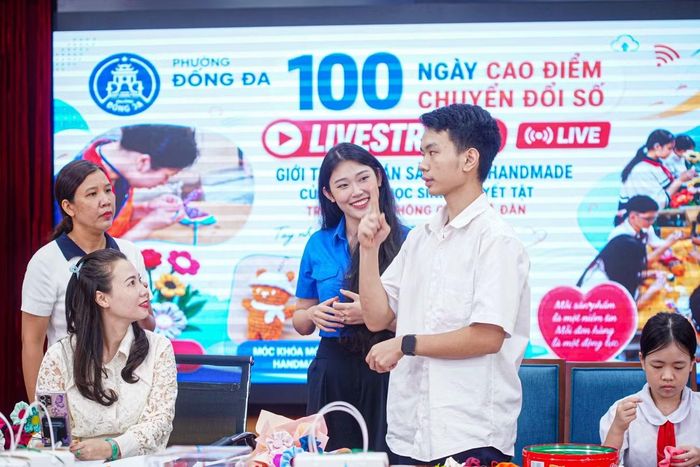 Em Đức (17 tuổi, trường PTCS Xã Đàn) là một học sinh khiếm thính đã tự tay làm những bông hoa vải mang đến phiên livestream. Em cho biết việc làm hoa cũng rất đơn giản, không khó, và cảm thấy rất vui vì hoa là sản phẩm bán chạy nhất chương trình.