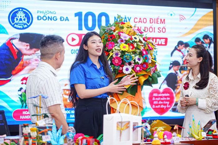 Cây hoa được kết từ trăm bông hoa vải handmade, sản phẩm trị giá cao nhất tại phiên livestream, bán đấu giá được 1.600.000 đồng.