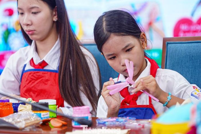 Qua từng bông hoa vải, chiếc móc khóa hay chú chuồn chuồn tre nhỏ bé là câu chuyện về sự kiên trì, khéo léo, khả năng sáng tạo và đặc biệt là quá trình để các em từng bước hình thành kỹ năng lao động, sự tự tin và khả năng hòa nhập cộng đồng.