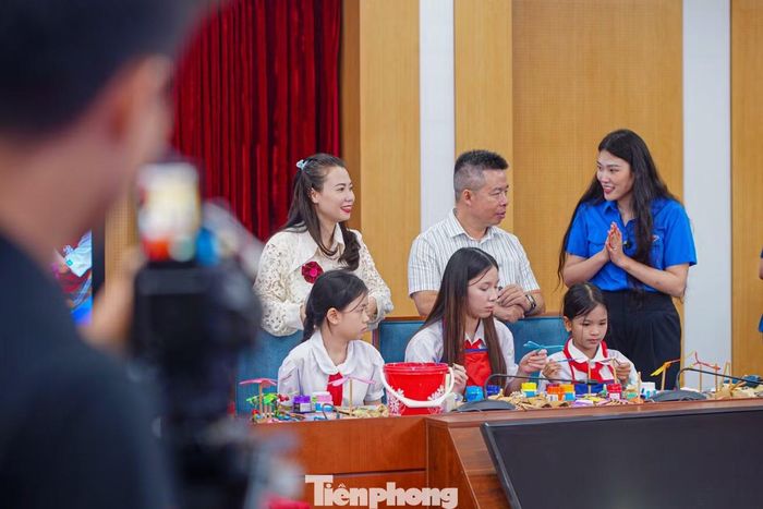 Không đơn thuần là một phiên giới thiệu, bán sản phẩm, chương trình được tổ chức theo hình thức giao lưu, trải nghiệm và tương tác trực tiếp. Người xem được gặp gỡ giáo viên, học sinh; tìm hiểu quá trình các em học nghề, thực hành và hoàn thiện từng sản phẩm; trực tiếp theo dõi các em thao tác, sáng tạo những món đồ handmade bằng đôi tay của mình.