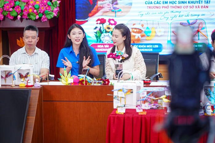 Trong 120 phút phát sóng, các sản phẩm như hoa vải handmade, móc khóa móc len, chuồn chuồn tre… do chính các em học sinh khuyết tật Trường PTCS Xã Đàn thực hiện đã được giới thiệu trực tiếp tới người dân và cộng đồng trên không gian mạng.