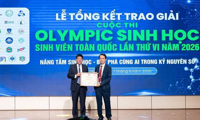 TS. Lê Nguyên Bảo (ảnh phải) nhận Bằng khen của Liên hiệp Hội Khoa học Kỹ thuật Việt Nam từ GS.TS. Huỳnh Văn Chương, Cục trưởng Cục Quản lý Chất lượng, Bộ Giáo dục & Đào tạo