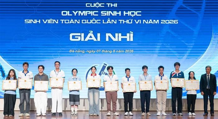 SV Nguyễn Thị Ngọc Hân của ĐH Duy Tân (thứ 6 từ trái qua) nhận giải Nhì Olympic Sinh học Sinh viên 2026