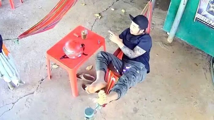 Hình ảnh ghi nhận đối tượng Lâm tại quán cà phê (ảnh CAĐN)