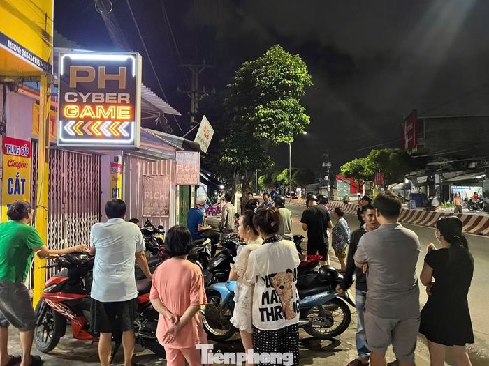 Gọi cửa không thấy trả lời, chủ nhà phát hiện người thuê trọ tử vong. Ảnh: Nguyễn Tiến