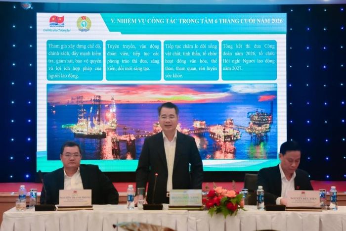 Đồng chí Hoàng Phúc Long - Chủ tịch Công đoàn Vietsovpetro trình bày báo cáo 6 tháng đầu năm và kế hoạch 6 tháng cuối năm của Công đoàn Vietsovpetro.
