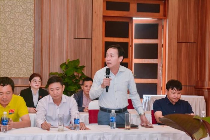 Các đại biểu trao đổi tại hội nghị.