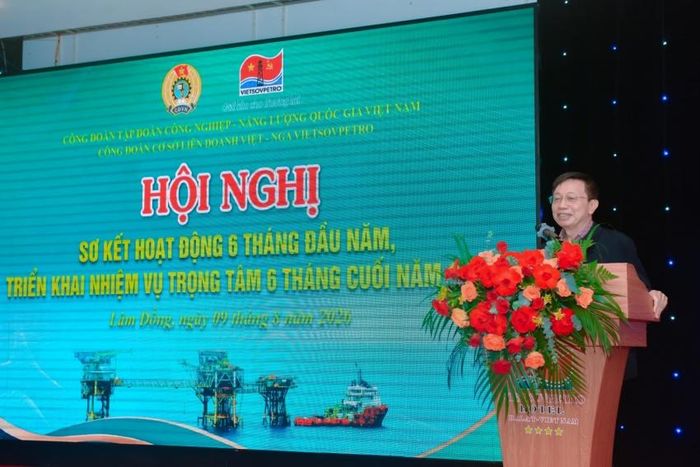 Đồng chí Vũ Việt Kiều - Nguyên Phó Bí thư Thường trực Đảng ủy Vietsovpetro chia sẻ tại hội nghị.