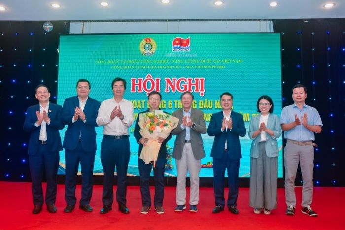 Lãnh đạo Công đoàn Petrovietnam và Công đoàn Vietsovpetro tri ân đồng chí Vũ Việt Kiều