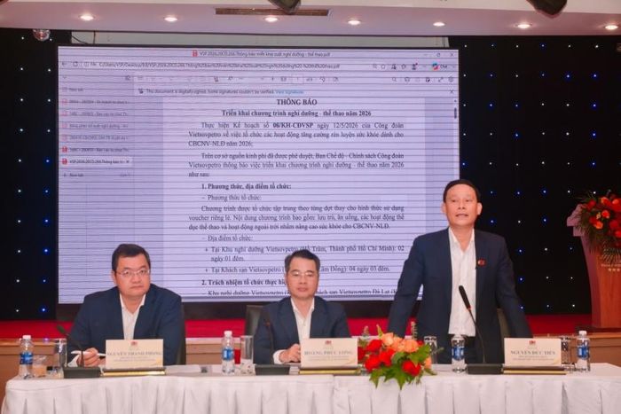 Đồng chí Nguyễn Đức Tiến - Phó Chủ tịch Công đoàn Vietsovpetro báo cáo an sinh cho người lao động 6 tháng cuối năm