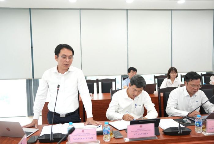 Ông Nguyễn Huy Nam phát biểu về công tác điều hành sản xuất, tiêu thụ. 