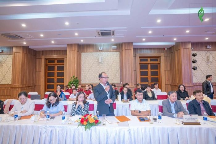 Đồng chí Nguyễn Quang Trung - Đại diện Ban Chấp hành Công đoàn CSTV Khách sạn Vietsovpetro Đà Lạt báo cáo khái quát tình hình sản xuất kinh doanh của đơn vị.
