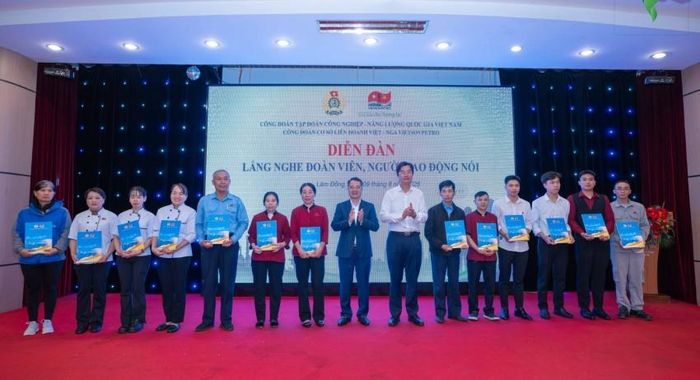 Đồng chí Nguyễn Mạnh Kha và đồng chí Hoàng Phúc Long trao tặng các phần quà hỗ trợ thiết thực cho các đoàn viên, người lao động có hoàn cảnh khó khăn.
