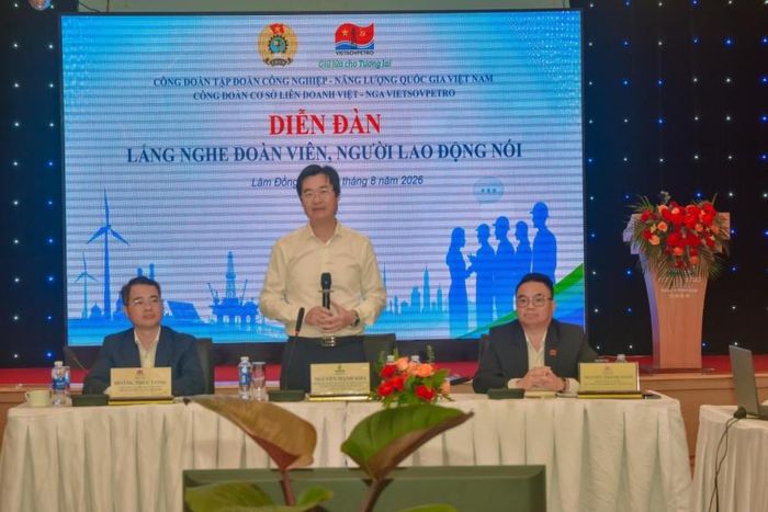 Đồng chí Nguyễn Mạnh Kha đánh giá cao tính chủ động, trách nhiệm của Công đoàn Vietsovpetro cũng như Ban lãnh đạo Khách sạn Đà Lạt và trả lời các vấn đề người lao động đặt ra.