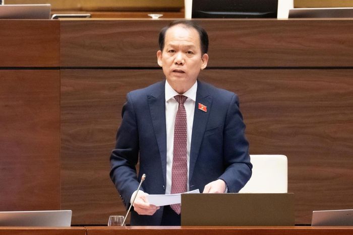 Bộ trưởng Bộ Tư pháp Hoàng Thanh Tùng giải trình trước Quốc hội.