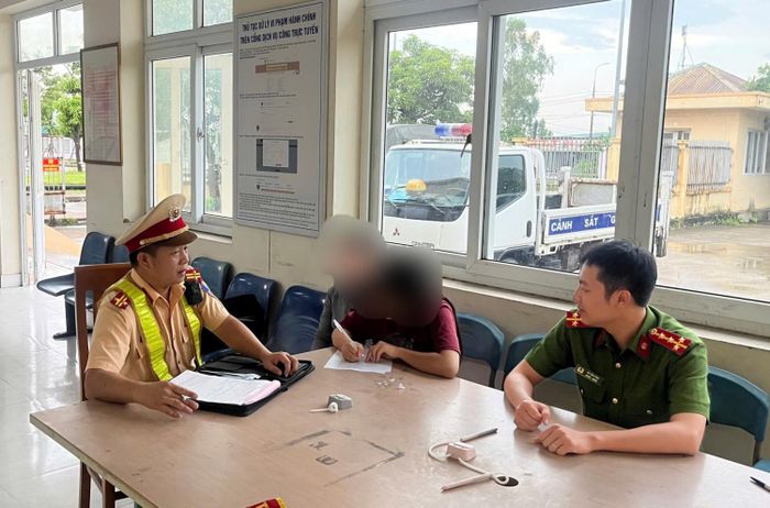 Lực lượng chức năng làm việc với trường hợp vi phạm.
