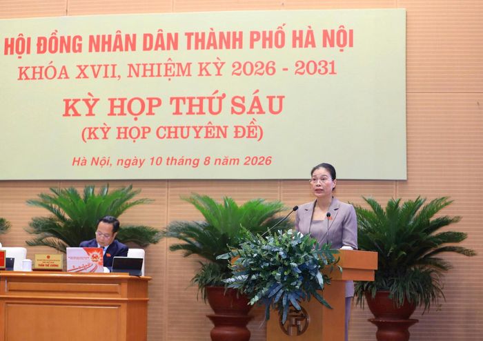 Trưởng ban Văn hóa - Xã hội HĐND thành phố Hà Nội Bạch Liên Hương trình bày báo cáo thẩm tra tại Kỳ họp