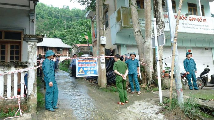 Di dời khẩn cấp nhiều hộ dân ra khỏi khu vực nguy hiểm