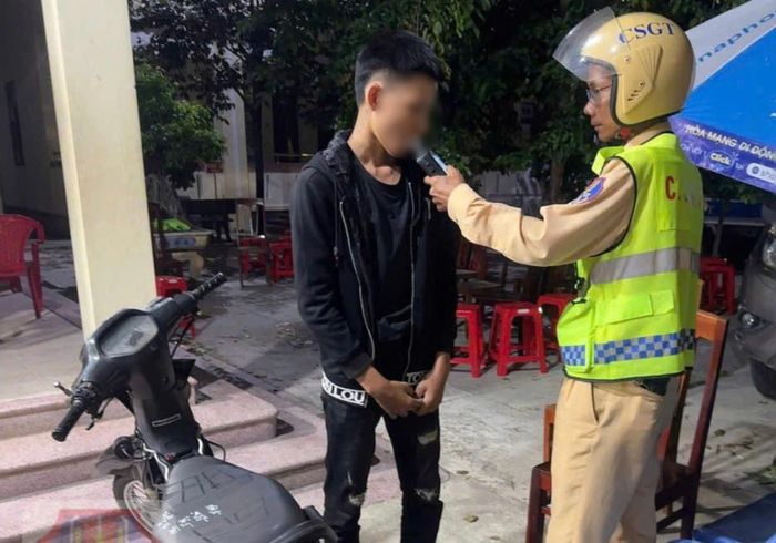 Lực lượng CSGT tiến hành đo nồng độ cồn.