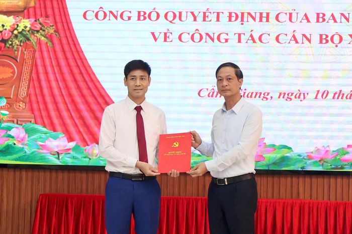 Ông Đỗ Mạnh Hiến, Phó Bí thư Thường trực Thành ủy Hải Phòng trao quyết định cho ông Phạm Văn Tuyên, tân Bí thư Đảng ủy xã Cẩm Giang, nhiệm kỳ 2025 - 2030.