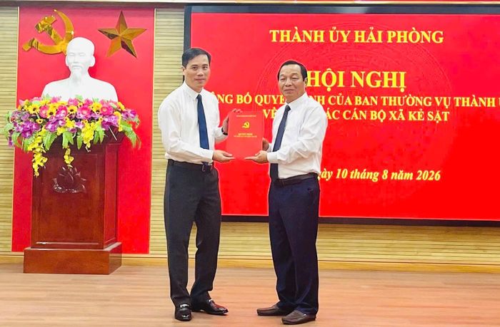 Ông Lê Văn Hiệu, Phó Bí thư Thành ủy, Chủ tịch HĐND TP. Hải Phòng trao quyết định cho ông Nguyễn Đức Lam, tân Phó Bí thư Đảng ủy xã Kẻ Sặt, nhiệm kỳ 2025 - 2030.