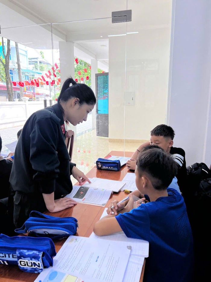 Cảnh sát cơ động, Công an tỉnh Điện Biên dạy kèm cho các "con nuôi" - những đứa trẻ có hoàn cảnh đặc biệt khó khăn