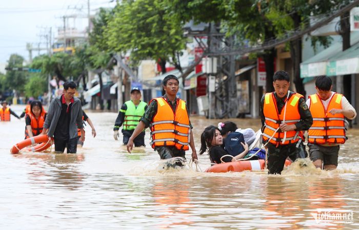 Mưa lũ gây ngập lụt ở Nha Trang năm 2025. Ảnh: Xuân Ngọc
