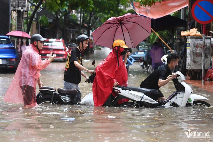 Hà Nội ngập sâu sau cơn mưa lớn trong năm 2025. Ảnh: N.K