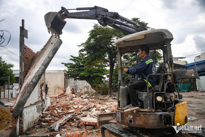Công nhân cùng máy xúc, xe cẩu phá dỡ các dãy nhà mặt tiền để bàn giao mặt bằng cho dự án.