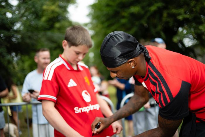 Rashfors chụp ảnh và ký tặng fan MU - Ảnh: MUFC