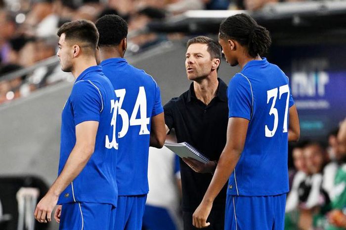Xabi Alonso gặp khó với những trường hợp chấn thương của hậu vệ Chelsea - Ảnh: AOL