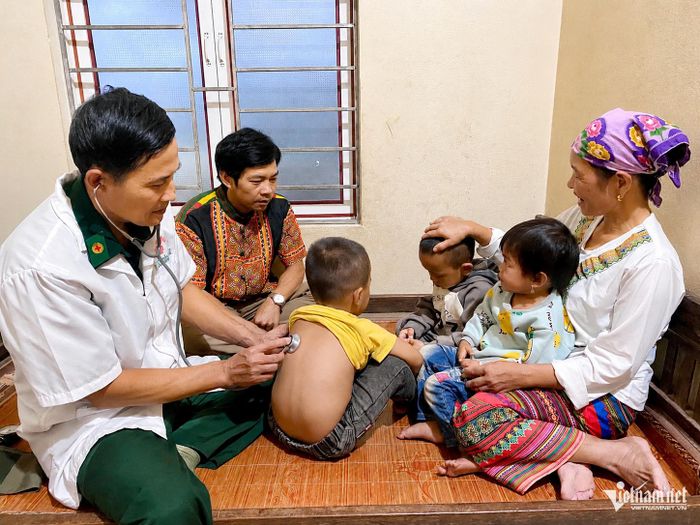 Thiếu tá Nguyễn Đức Long, bác sĩ quân y, khám và chăm sóc sức khỏe cho trẻ em Chứt tại Rào Tre. Ảnh: Bộ đội Biên phòng cung cấp