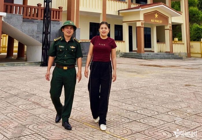 Trưởng bản Hồ Thị Kiên cùng lực lượng Biên phòng góp phần đưa Rào Tre từng bước thoát khỏi những tập tục lạc hậu.