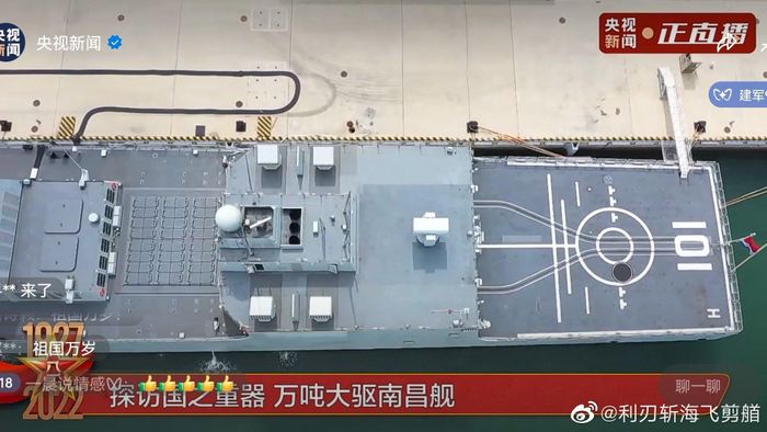 Sàn tàu khu trục Nam Xương từ trên cao. Ảnh: Weibo