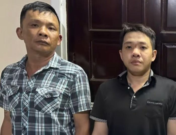 Hai đối tượng Lê Minh Toàn và Trần Phúc Hậu tại cơ quan công an. Ảnh: Công an TP Cần Thơ 