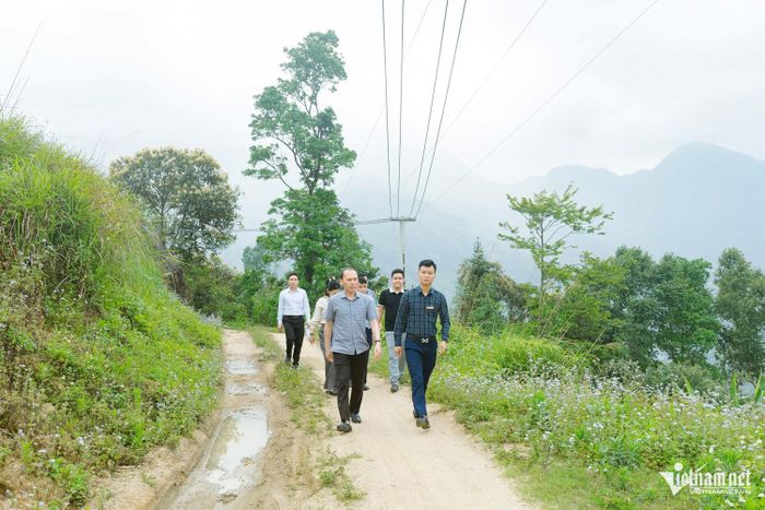 Ông Nguyễn Văn Dưng - Giám đốc Sở Dân tộc và Tôn giáo tỉnh Tuyên Quang (bên trái) thăm, khảo sát mô hình sản xuất của người dân tại cơ sở. Ảnh: Vũ Mừng