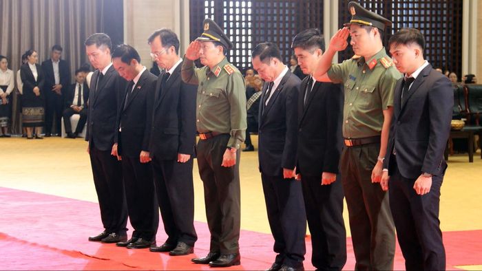 Đoàn đại biểu Bộ Công an Việt Nam do Thượng tướng Lê Văn Tuyến, Thứ trưởng Bộ Công an làm trưởng đoàn viếng Chủ tịch Quốc hội Lào Xaysomphone Phomvihane. Ảnh: Bộ Công an