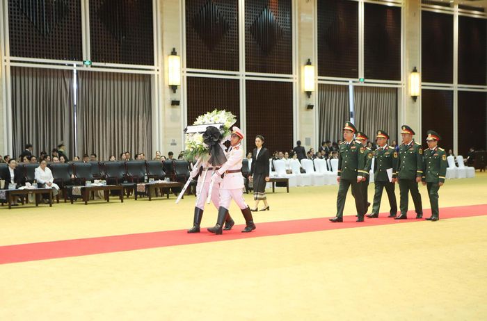 Đoàn đại biểu Bộ Quốc phòng Việt Nam do Thượng tướng Nguyễn Trường Thắng, Thứ trưởng Bộ Quốc phòng làm trưởng đoàn viếng Chủ tịch Quốc hội Lào Xaysomphone Phomvihane. Ảnh: TTXVN