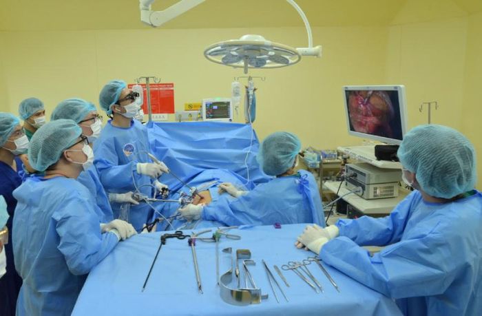Bác sĩ nội soi lấy thận để ghép cho anh Đ. Ảnh: BSCC.