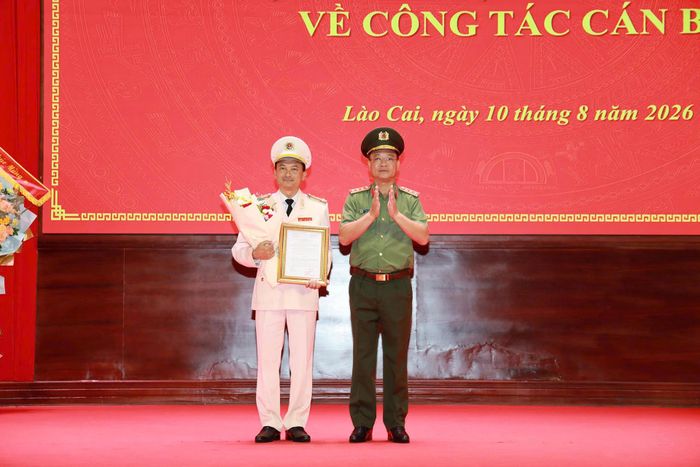 Thượng tướng Phạm Thế Tùng trao quyết định điều động, bổ nhiệm Giám đốc Công an tỉnh Lào Cai cho Đại tá Trịnh Khắc Cường. Ảnh: Cổng TTĐT Lào Cai