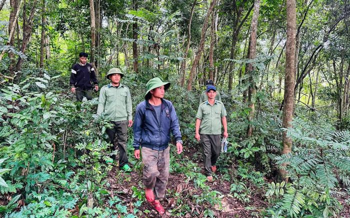 Người giữ rừng Đinh Văn Thoanh (áo khoác đen) trong một chuyến tuần tra, bảo vệ rừng. Ảnh: C.H